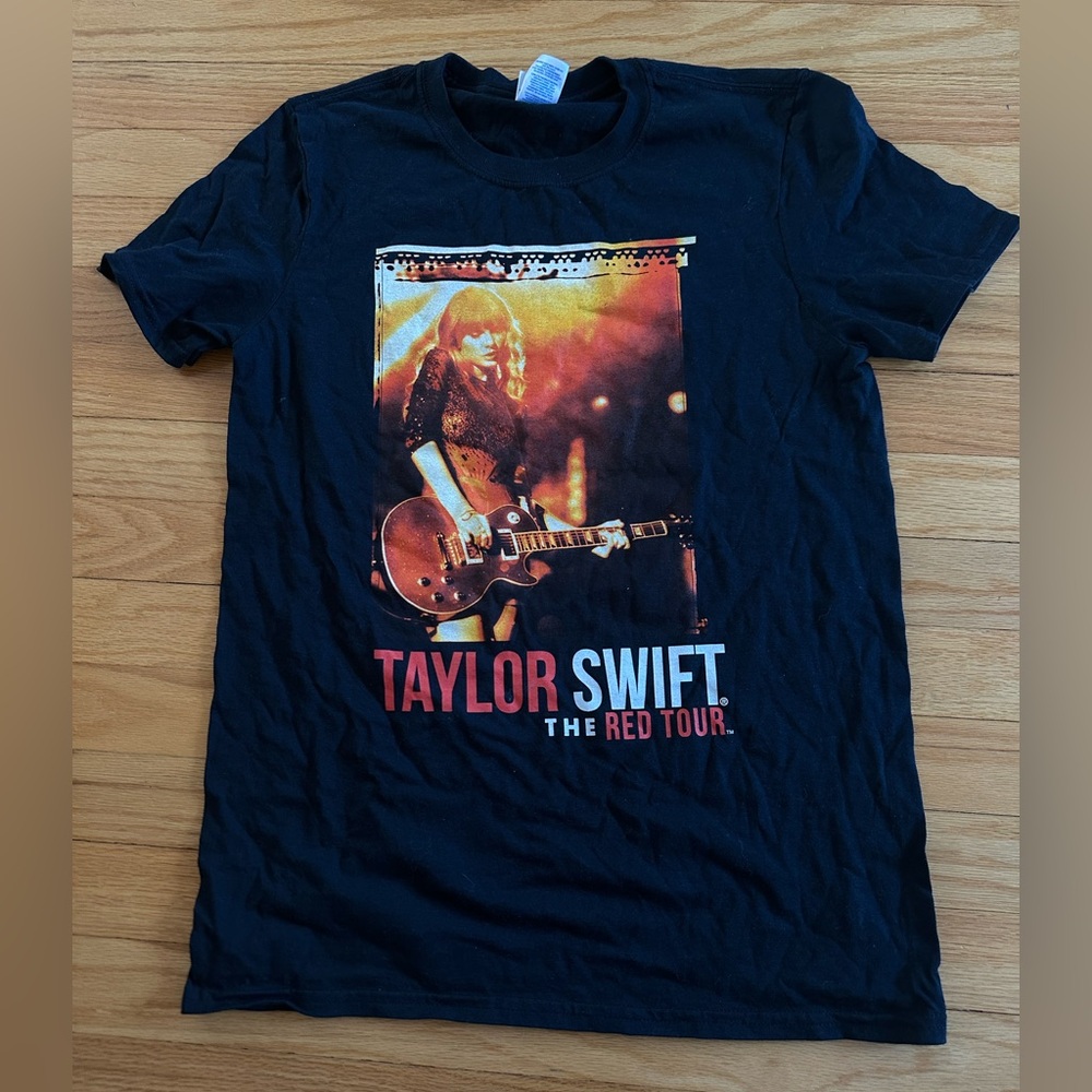 Taylor Swift The Red Tour Black T-Shirt small